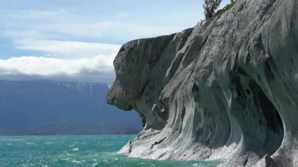bateau à moteur en forme de tête de chien excursion touristique dans les grottes de marbre, capillas de marmol, à la carrera générale du lac le long de la carretera austral au Chili, Patagonie - Séquence, vidéo