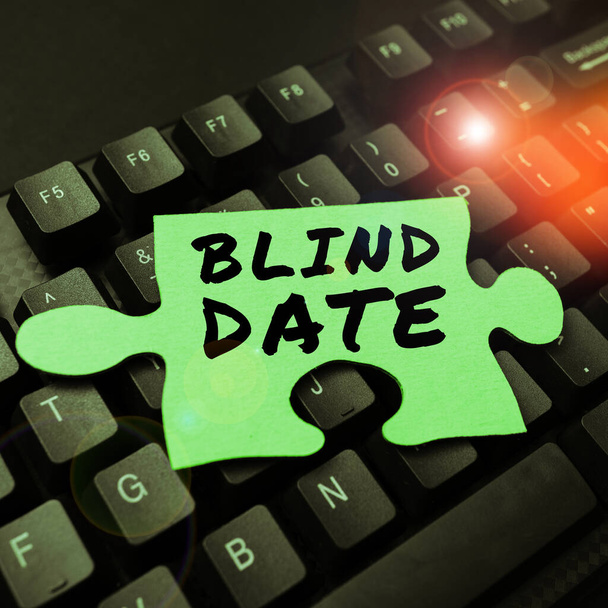 Εννοιολογική απεικόνιση Blind Date, Έννοια που σημαίνει Κοινωνική εμπλοκή με ένα πρόσωπο που δεν έχει συναντήσει προηγουμένως - Φωτογραφία, εικόνα