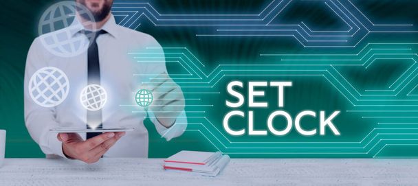 Merkki näyttää Set Clock, Internet Concept laittaa sen oikeaan aikaan tai muuttaa kellon aikaa myöhemmin - Valokuva, kuva