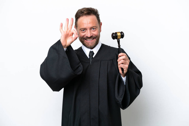 Richter mittleren Alters Mann isoliert auf weißem Hintergrund zeigt ok Zeichen mit den Fingern - Foto, Bild