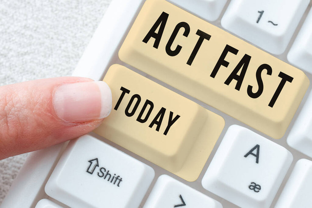 Tekstbord met Act Fast, Bedrijfsoverzicht Vrijwillig in de hoogste staat van snelheid op eigen initiatief bewegen - Foto, afbeelding