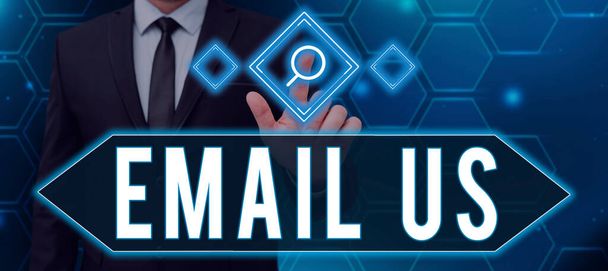 Affichage d'un panneau Email Us, Business idea Envoi d'un message publicitaire à un groupe de personnes utilisant le courrier électronique - Photo, image
