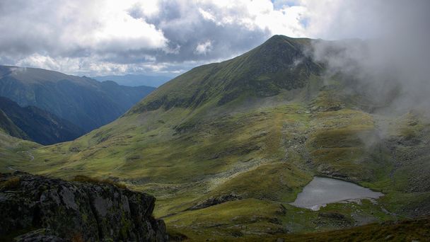 Tapa Moloveanu Peak, korkein huippu Romanian Karpaattien
 - Valokuva, kuva