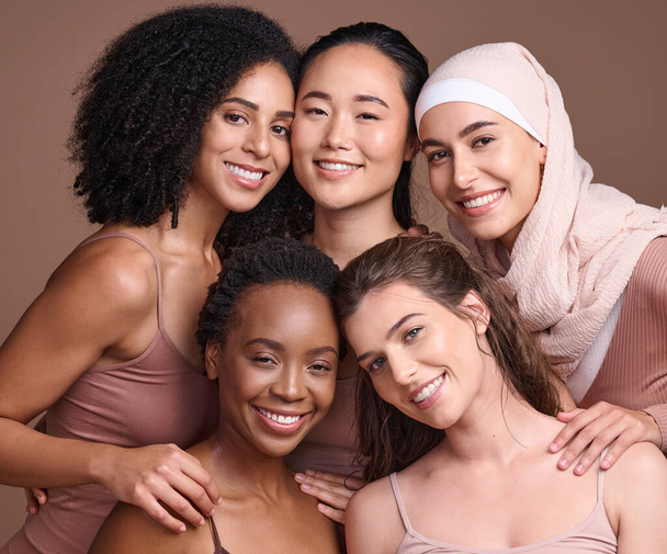Różnorodność, kobiety i portret grupowy z urodą, pielęgnacją skóry i innymi, upodmiotowieniem i integracją. Równość, społeczność i globalny z szczęśliwy młody model, naturalne i wellness z tłem studio - Zdjęcie, obraz