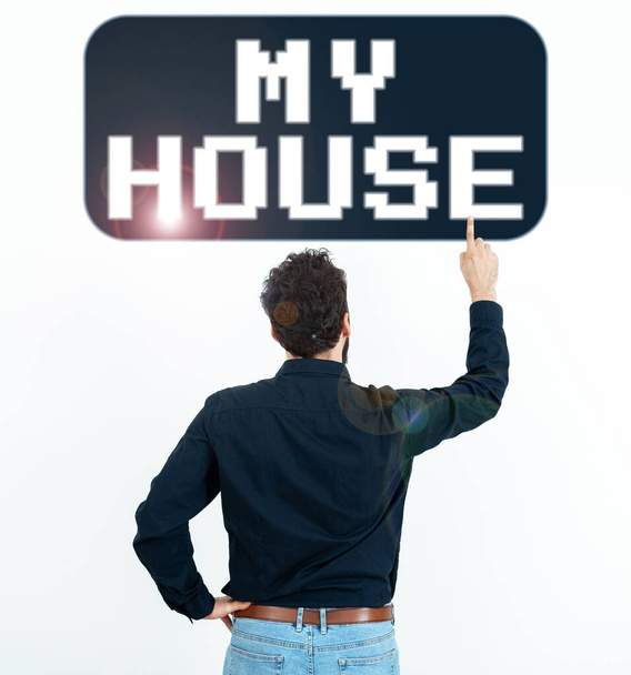 Letrero que muestra Mi Casa, Concepto que significa Un lugar o edificio donde vivo con las personas que amaba - Foto, imagen
