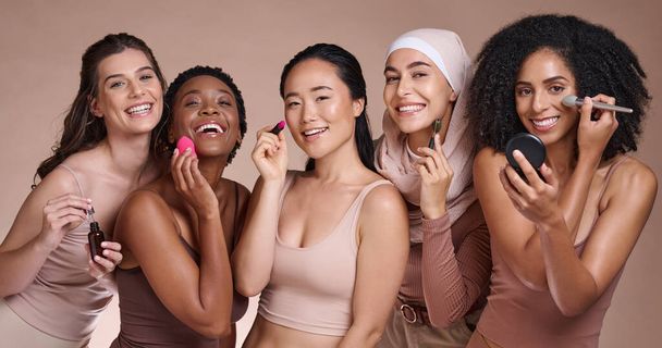 Női csoport, sminkstúdió vagy sokszínűségi portré a bőrápoláshoz, szépség vagy mosoly a boldogságért. Boldog kozmetikai csapatmunka, multikulturális modellcsapat vagy arc ragyogó esztétika a támogatás, szolidaritás vagy egység érdekében. - Fotó, kép