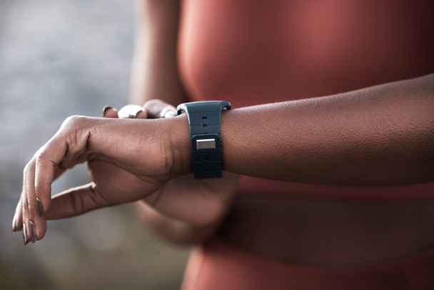 Kezek, fitness és fekete nő ellenőrzi az időt a teljesítmény, edzés vagy menetrend a testmozgás. Kar és kéz az afro-amerikai nő figyelemmel kíséri az egészséges kardió okos óra sport képzés. - Fotó, kép