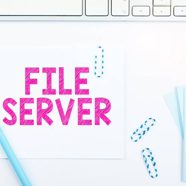 Segno di scrittura a mano File Server, concetto che significa dispositivo che controlla l'accesso ai dati memorizzati separatamente - Foto, immagini