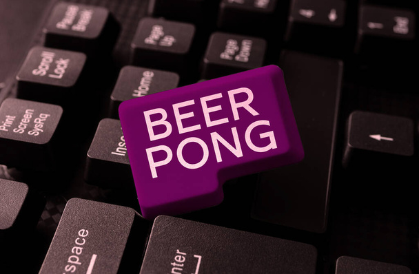 Знак тексту, що показує Beer Pong, Бізнес підходить до гри з набором пивних чашок і стрибає або кидає м'яч Пінг-Понг. - Фото, зображення