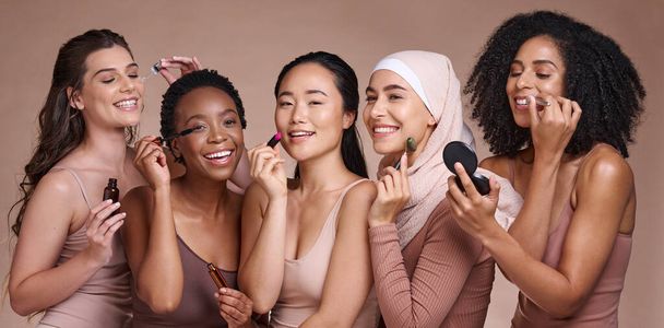 Cara, maquiagem skincare e grupo de mulheres em estúdio em um fundo marrom. Retrato de beleza, diversidade e modelos femininos com cosméticos, produtos ou batom, rolo ou soro de jade, brilho labial ou rímel. - Foto, Imagem