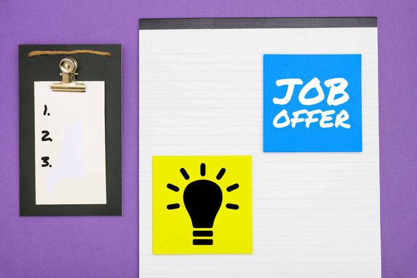 Znak tekstowy pokazujący ofertę pracy, Koncepcja oznacza Peron lub firmę, która daje możliwość zatrudnienia - Zdjęcie, obraz
