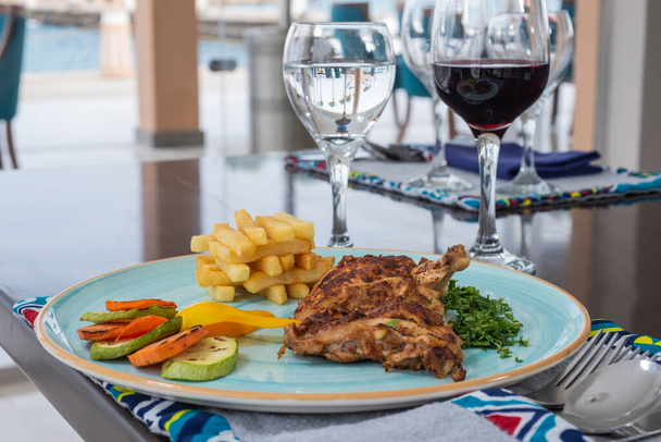 Hovězí steak a la carte jídlo s hranolkama a zeleninou v restauraci prostírání stolu - Fotografie, Obrázek