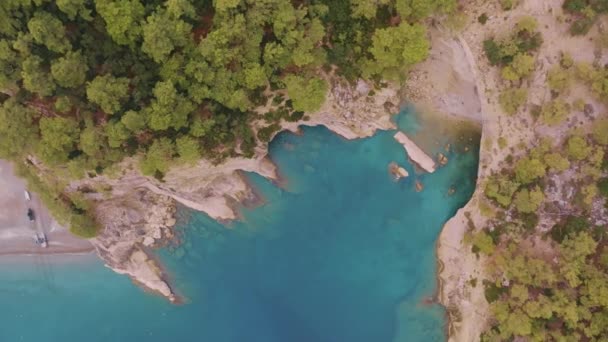 Чудовий морський плащ. Зелені дерева на узбережжі. Скелясте узбережжя. Блакитна вода. Відеозапис з повітря з дрона. Вид зверху. Кадри високої якості 4k - Кадри, відео