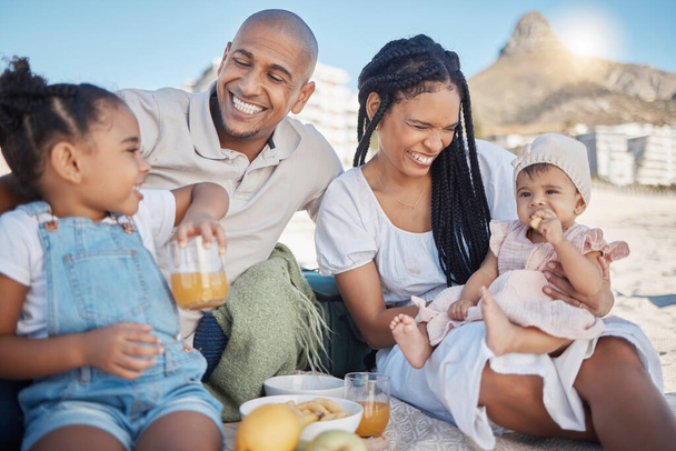 Família negra, feliz e comida piquenique na praia com crianças para desfrutar de passeios de verão juntos na Cidade do Cabo, África do Sul. Crianças, mãe e pai relaxam na areia na natureza para se ligar ao sol - Foto, Imagem