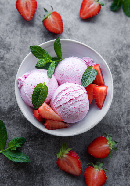 Σπιτικό παγωτό φράουλα με φρέσκες φράουλες. Γλυκό καλοκαιρινό επιδόρπιο. Σκυρόδεμα - Φωτογραφία, εικόνα