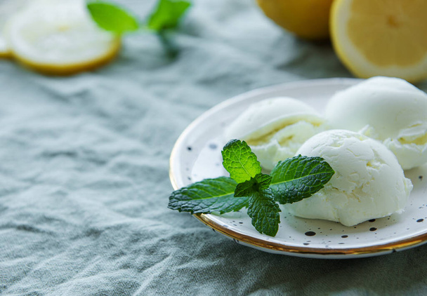 Домашнє цитрусове лимонне морозиво з м'ятою на тарілці
 - Фото, зображення