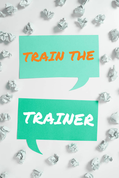 Inspiración mostrando signo Tren El Entrenador, Palabra identificada para enseñar mentor o entrenar a otros asisten a clase - Foto, imagen