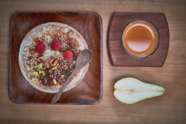 良い栄養は家庭で始まります。フルーツやナッツや種を添えた美味しい朝食 - 写真・画像