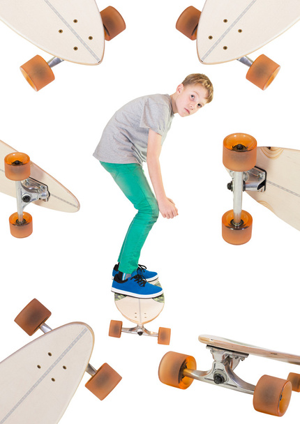 Child on his skateboard - Foto, immagini