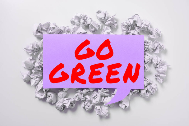 Знак отображения Go Green, бизнес-витрины принятия более экологически чистых решений, как сокращение переработки - Фото, изображение