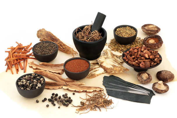 Čínské akupunkturní jehly používané s bylinkami a kořením v bylinných rostlinných prostředcích. Přírodní orientální zdravotní péče koncepce. Na pergamenovém papíru a smetanovém pozadí. - Fotografie, Obrázek