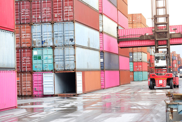 Κιβώτια εμπορευματοκιβωτίων περονοφόρων οχημάτων σε μια αυλή εφοδιαστικής με μια στοίβα εμπορευματοκιβωτίων στο παρασκήνιο. - Φωτογραφία, εικόνα
