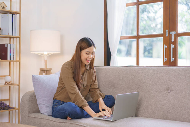 Εργασία στο σπίτι έννοια, Γυναίκα ελεύθερος επαγγελματίας δακτυλογραφεί τα επιχειρηματικά δεδομένα και την οικονομική έκθεση για laptop. - Φωτογραφία, εικόνα