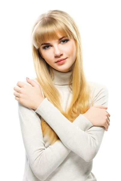 Porträt einer jungen, verführerischen blonden Frau, die sich umarmt - Foto, Bild