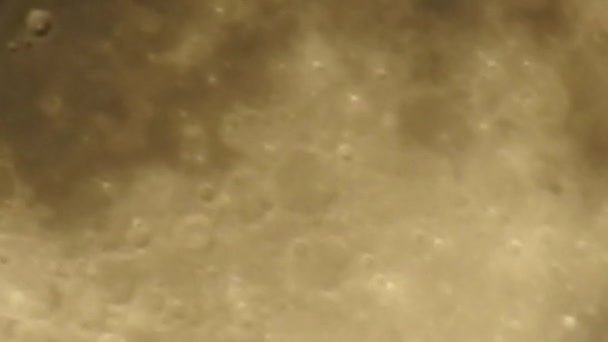 Dolunay, Ay 'ın Dünya' dan tamamen aydınlatıldığı zaman meydana gelen bir evredir. Büyük ay tam safhasında, kenarlarında siyah bir arka planda görünen detaylı kraterlerle., - Video, Çekim