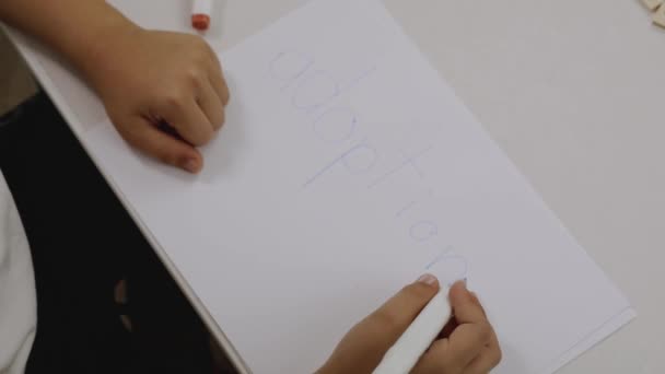 Słowo ADOPTION napisane przez dziecko na papierze. Wysokiej jakości materiał 4k - Materiał filmowy, wideo