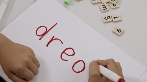 Word DROOM geschreven door een kind op een papier. Hoge kwaliteit 4k beeldmateriaal - Video