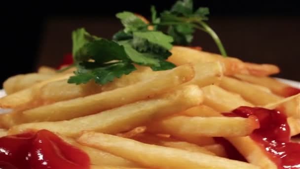 Papas fritas fritas con salsa de tomate y ensalada
 - Imágenes, Vídeo