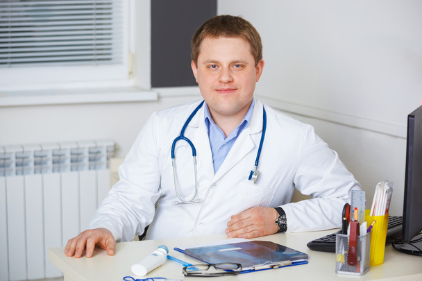 Портрет уверенного врача со стетоскопом, смотрящего на камеру
 - Фото, изображение
