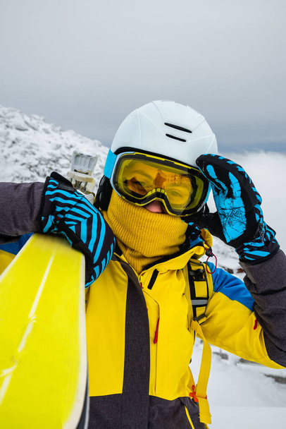 esquiadora posando en la cima del espacio de copia de la montaña nevada - Foto, Imagen