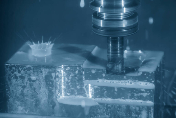 Die CNC-Fräsmaschine schneidet die Spritzgussteile mit Wendewerkzeugen grob. Werkzeug- und Formenbau durch Bearbeitungszentrum mit den soliden Endfräswerkzeugen. - Foto, Bild