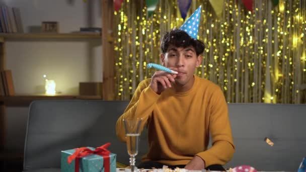 Meglepett ember születésnapi sapka kürt kezében lufik 20 éves évfordulója szám díszített otthon. Születésnapi party szórakoztató koncepció - Felvétel, videó