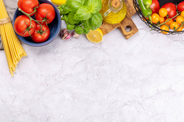 Yemek yapmak için gerekli malzemeler. İtalyan mutfağı. Makarna, domates, fesleğen. Kopyalama alanı olan düz - Fotoğraf, Görsel