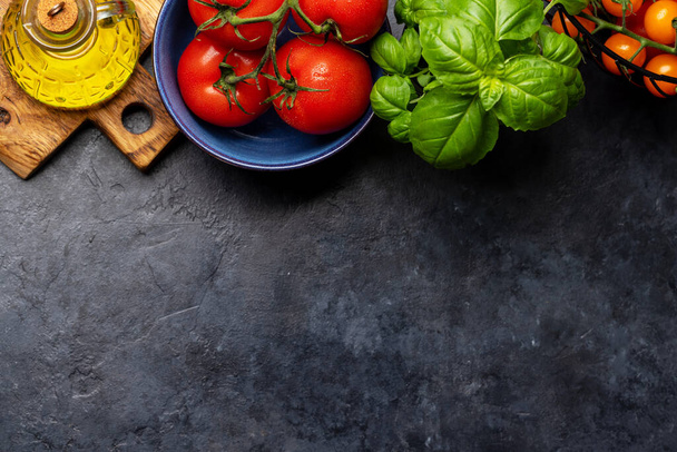 Składniki do gotowania. Włoska kuchnia. Pomidory, bazylia i oliwa z oliwek. Leżał płaski z przestrzenią kopiowania - Zdjęcie, obraz