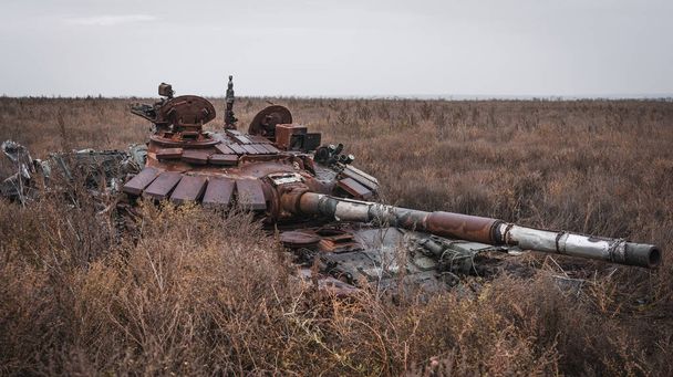 Guerre en Ukraine, un char détruit, un char détruit se trouve dans un champ, la ville d'Izyum, région de Kharkiv - Photo, image