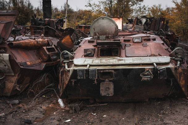 War in Ukraine, cemetery of destroyed equipment, destroyed military equipment, Izyum city, Kharkiv region - Foto, Imagem