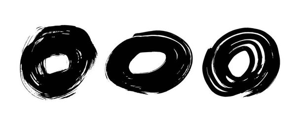 Schwarze Grunge Pinselstriche in Kreisform. Set aus drei bemalten Tintenkreisen. Tintenfleck isoliert auf weißem Hintergrund. Vektorillustration - Vektor, Bild