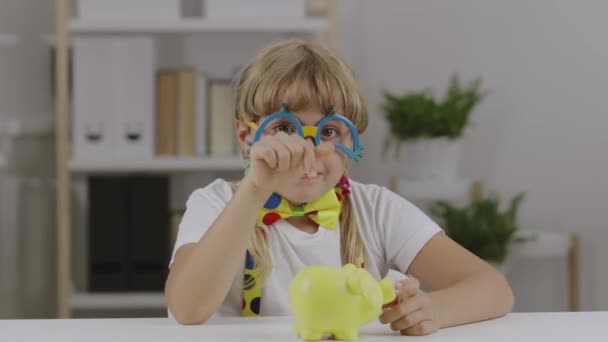 Chica divertida de 7 años vestida con gafas de payaso, mariposa y tirantes. Imágenes de alta calidad 4k - Metraje, vídeo