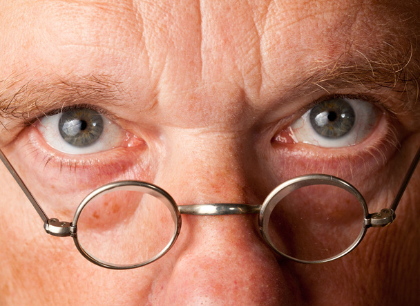 Hombre mayor con enfoque en gafas
 - Foto, imagen