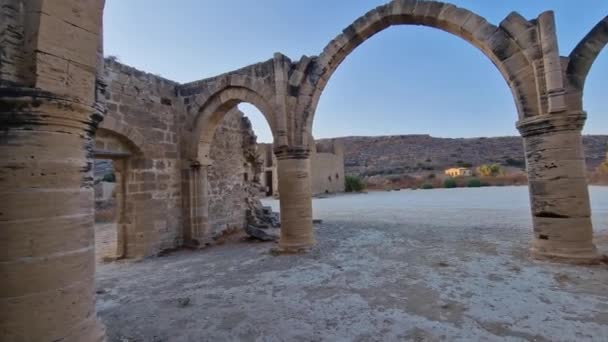 Kilátás a Szent Mamás gótikus templom romjai és környéke az elhagyatott falu Ayios Sozomenos, Ciprus - Felvétel, videó