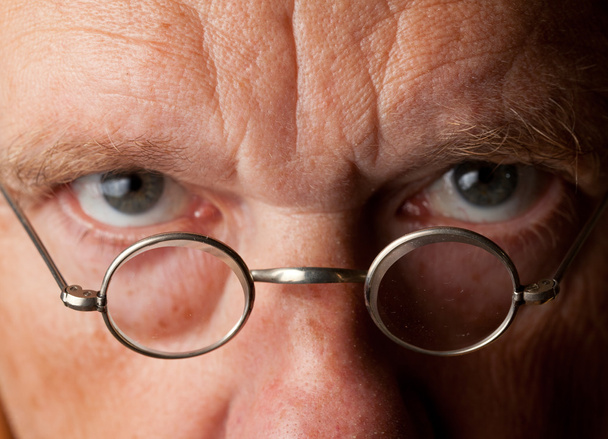 Старший чоловік з фокусом на окулярах
 - Фото, зображення