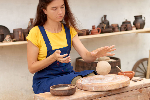 créer une forme sphérique droite à partir d'argile pour la fabrication de produits de poterie - Photo, image