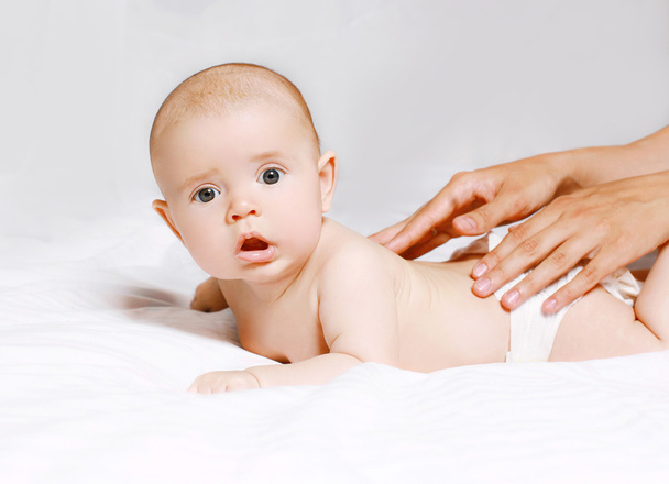 Baby massage on the bed at home - Foto, Bild