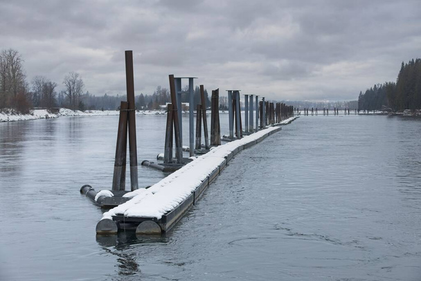 Диверсионные сооружения в водах реки Кларк-Форк зимой на севере Айдахо. - Фото, изображение