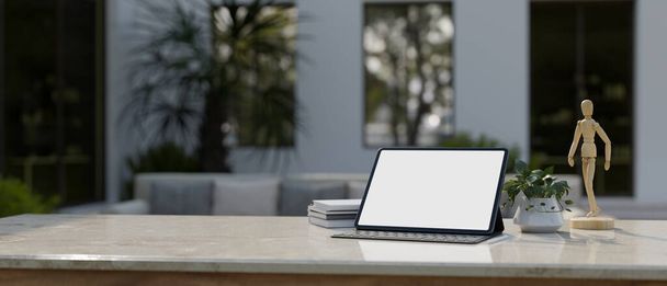 Tableta portátil maqueta de pantalla blanca con teclado inalámbrico, decoración y espacio de copia para montar la pantalla de su producto sobre la sala de estar borrosa en el fondo. 3d render, ilustración 3d - Foto, Imagen