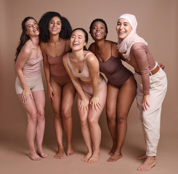 Różnorodność, kobiety i piękno w studio dla miłości własnej, globalnej społeczności i wsparcia, wellness i zdrowej pielęgnacji skóry. Portret, kobiety i szczęśliwe modelki, pozytywna grupa i integracja z solidarnością. - Zdjęcie, obraz